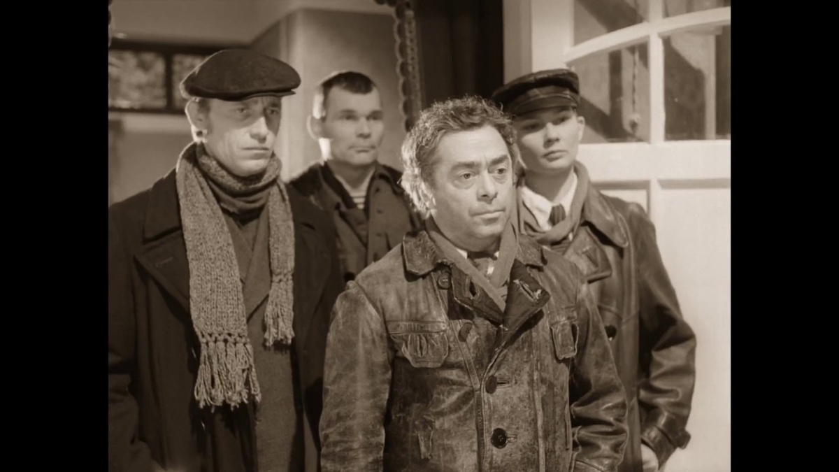 Помните? Правда, с тех пор калоши в коридоре уже не оставляют - отучили. 