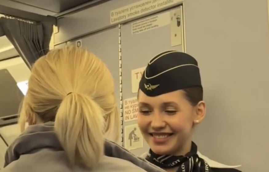    Небо, самолет и доброта: стюардесса укачала ребенка, чтобы мама могла отдохнуть