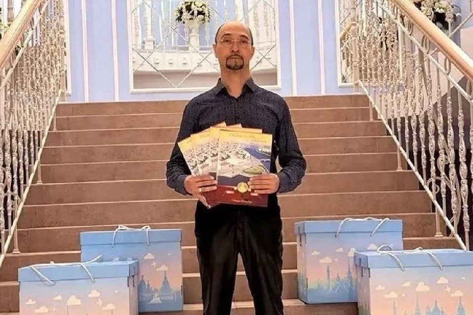    Отец получил свидетельства о рождении на дочерей. Фото: комитет по делам ЗАГС Петербурга.