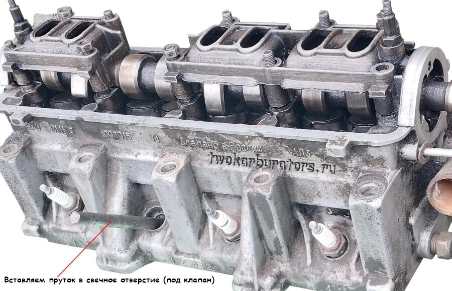 Вставляем пруток в свечное отверстие