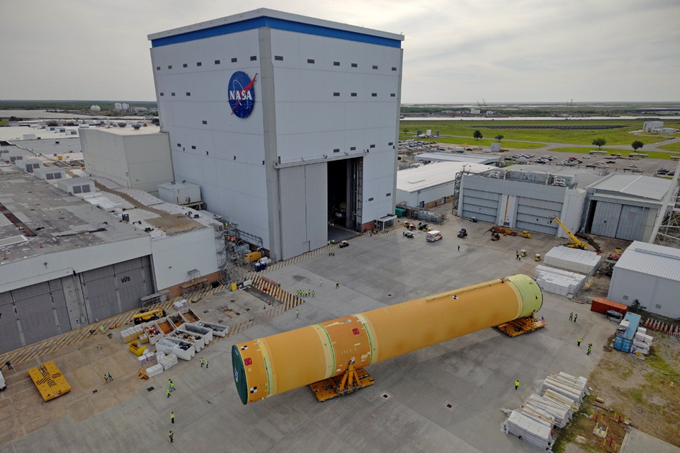20 апреля НАСА перевезло основную ступень РН SLS для миссии Artemis-III, из сборочного цеха Misho в Новом Орлеане. Фото: NASA
