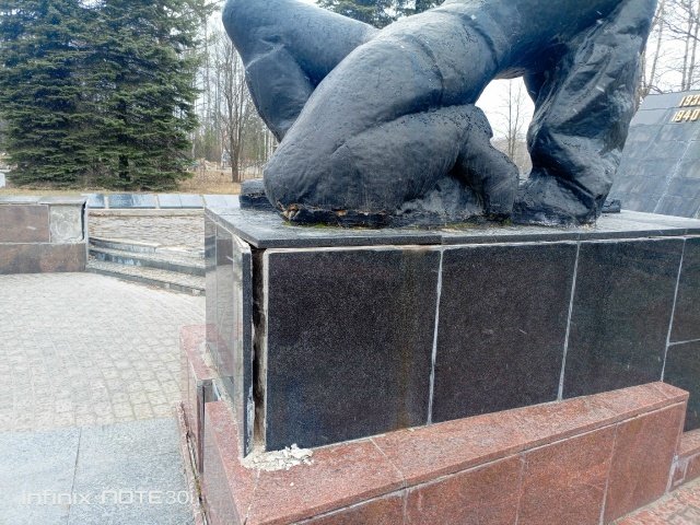    Плиты отвалились на Братской могиле советских воинов в СуоярвиПодслушано в Суоярви