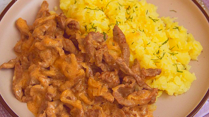 Бефстроганов с картошкой