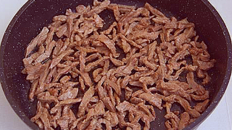 Обжариваем мясо