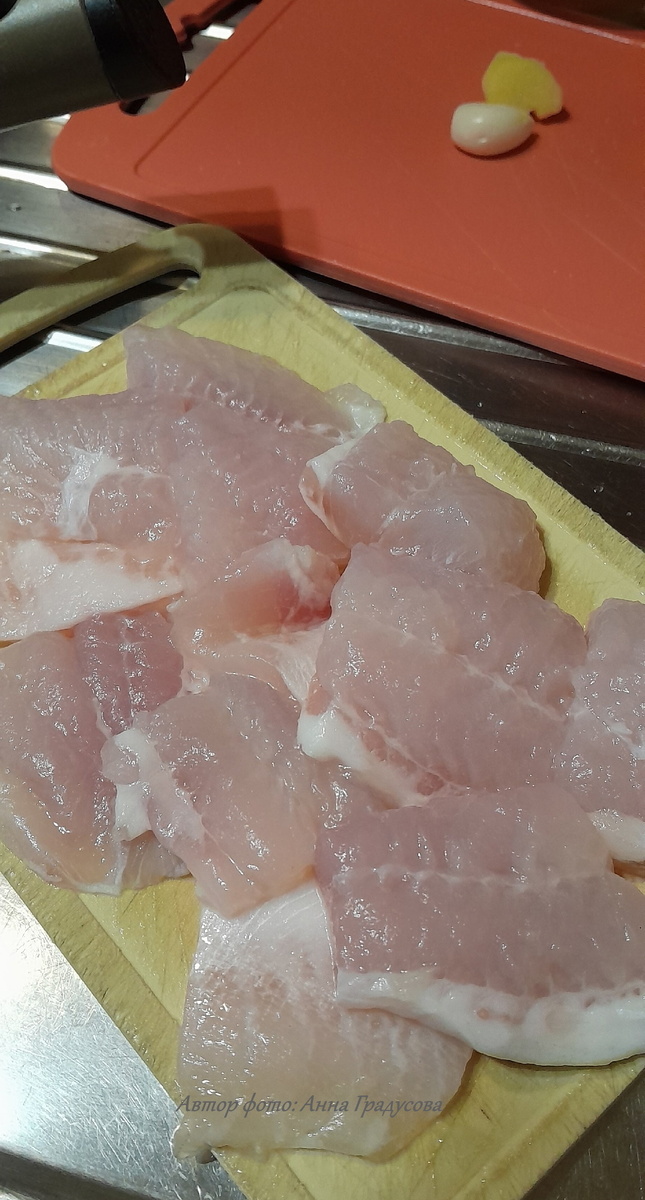 Филе без кожи и костей нарезаем на небольшие кусочки.