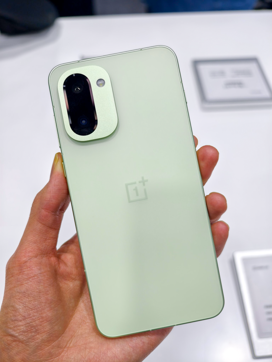 OnePlus Ace 6T (предлагается в трёх вариантах расцветки). 