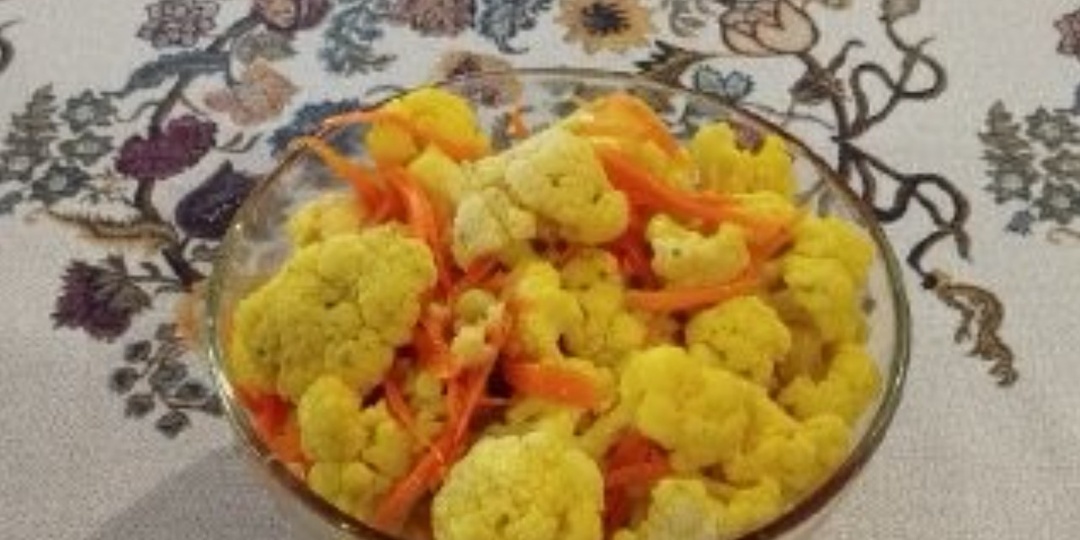 Салат из цветной капусты с морковью по-корейски.