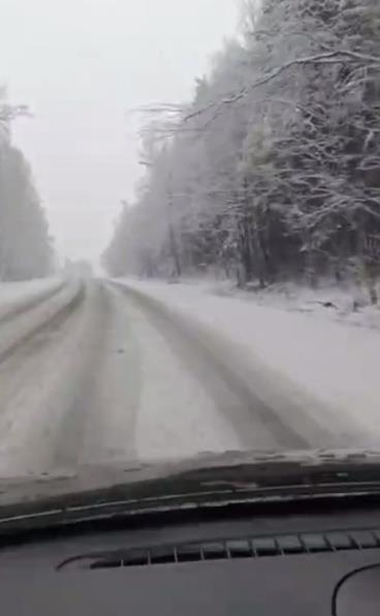    На трассе - снежные заносы. Фото: соцсети.