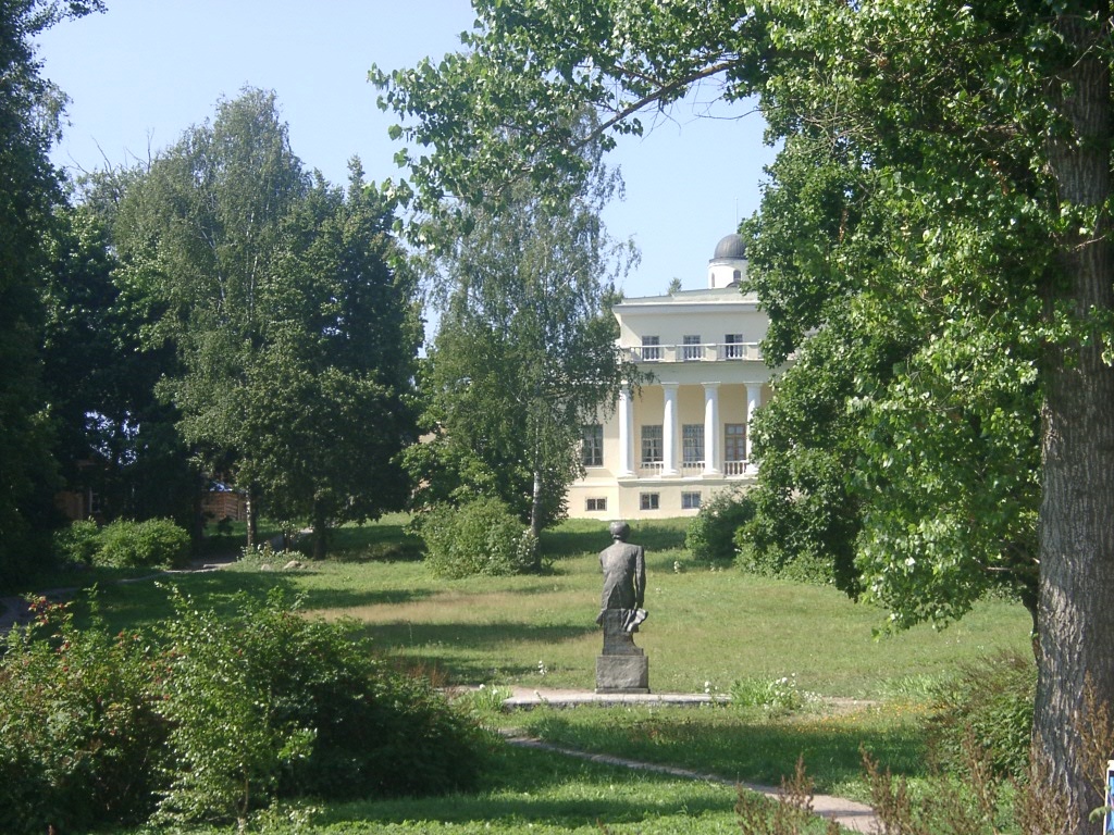 Вид на парк от пруда. 28.07.2002 год. Из архива Е. М. Зубовой. 