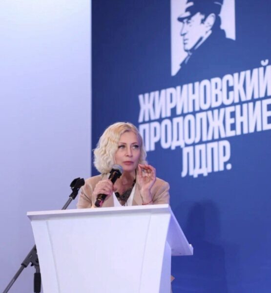 Ирина Валерианова рассказала о 7 основных проблемах предпринимателей в легпроме и торговле. Зал даже проголосовал за то, чтобы ей дали высказаться до конца. В Манеже, где состоялась конференция, одновременно проходила выставка, посвященная 80-летию Владимира Жириновского