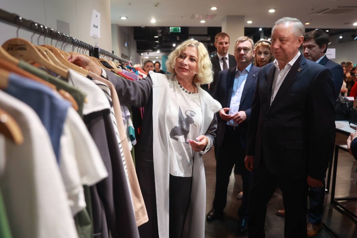 Предпринимательница Ирина Валерианова показывает свои изделия губернатору Петербурга Александру Беглову в секции проекта "Петербургский дизайн". Фото: канал «Петербургский дизайн»