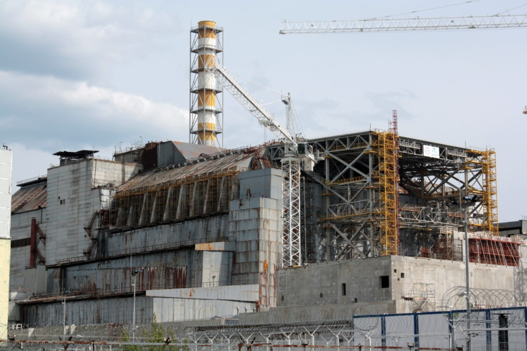Строительство двухкупольного саркофага над четвертым реактором ЧАЭС. Фото: kpmedia.ru