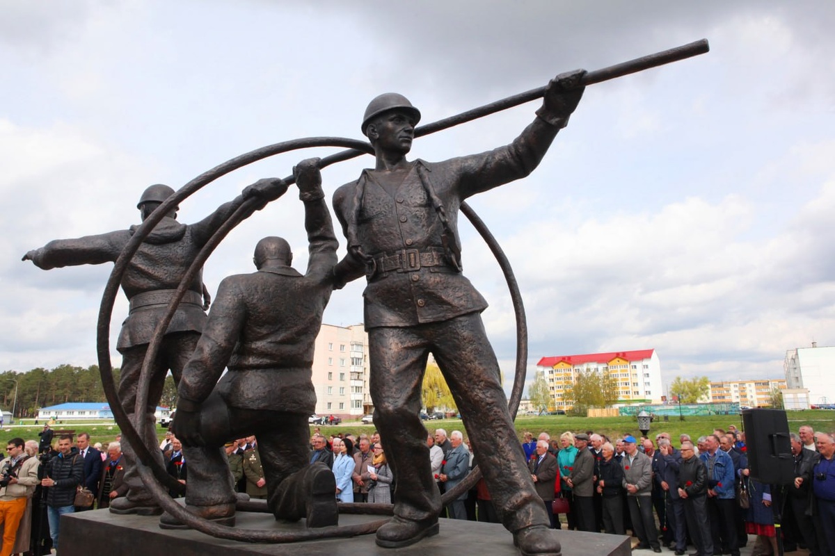 Первыми в борьбу с катастрофой вступили городские пожарные. Фото: kpmedia.ru