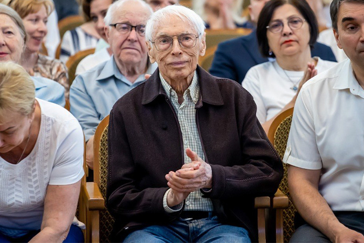 Человек-легенда Александр Зацепин прилетел в родной Новосибирск