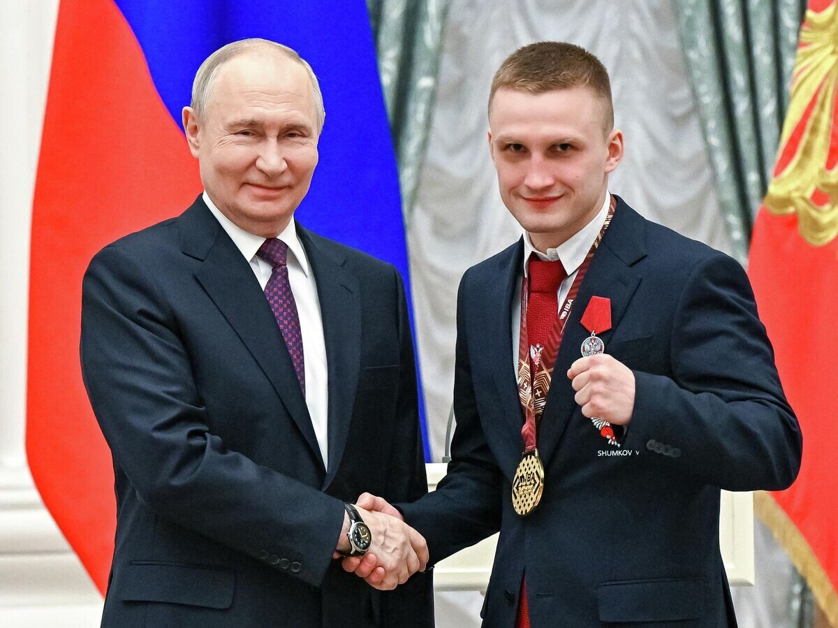    Президент РФ Владимир Путин и чемпион мира по боксу 2025 года Всеволод Шумков на церемонии вручения государственных наград победителям чемпионатов мира по боксу | © РИА Новости / Кристина Соловьёва