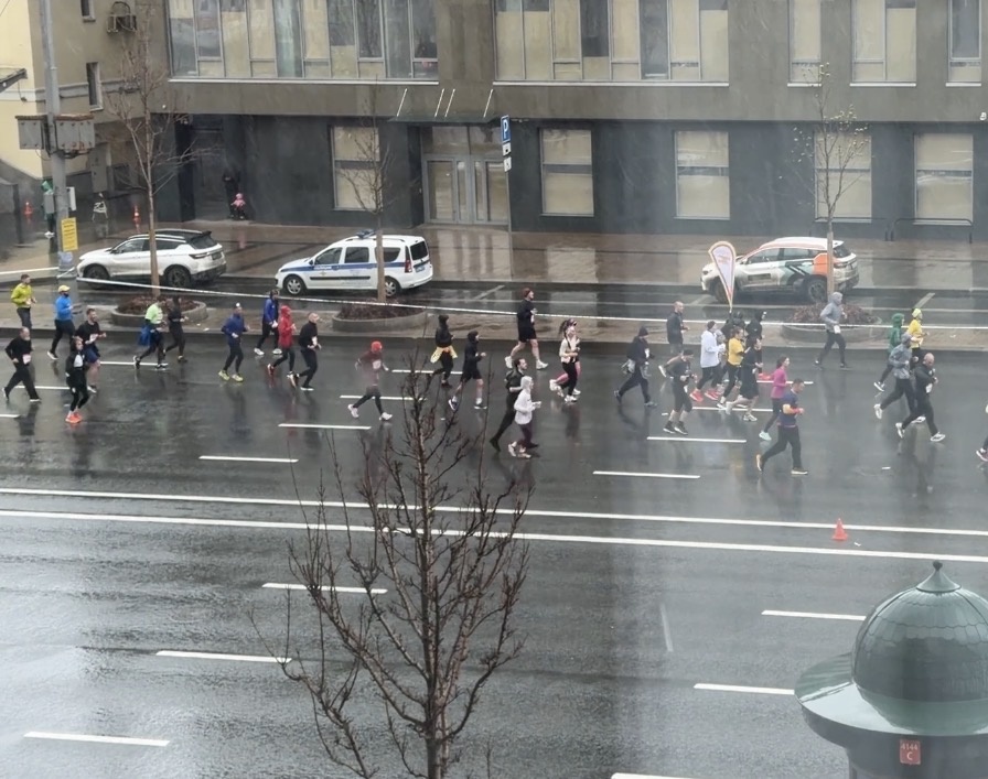 Сегодня утром марафонцы под дождём в +5 на Садовом кольце