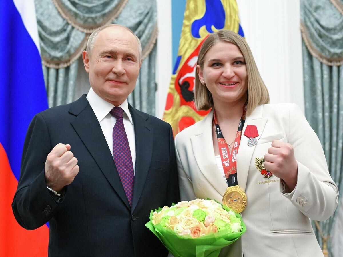    Президент РФ Владимир Путин и чемпионка мира по боксу 2025 года Анастасия Шамонова на церемонии вручения государственных наград победителям чемпионатов мира по боксу | © РИА Новости / Кристина Соловьёва