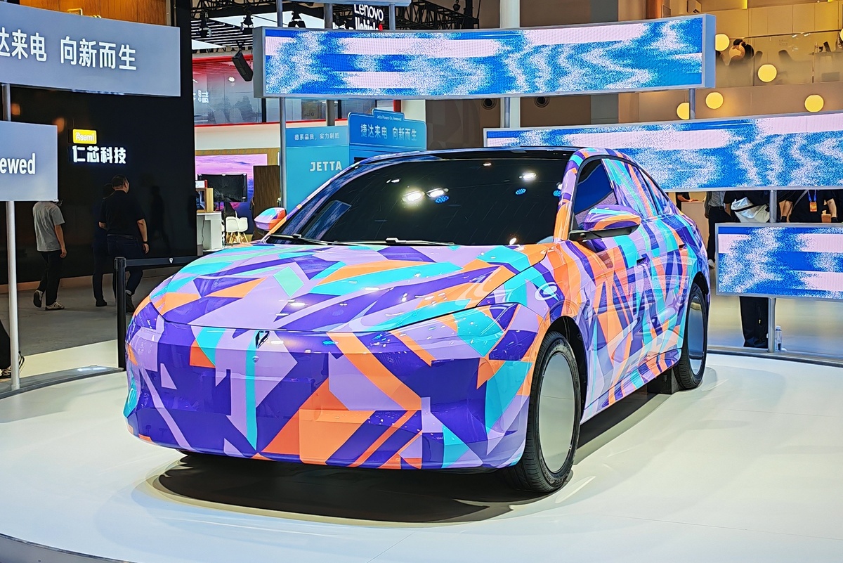    Марка Jetta презентовала концепт первого электрического кроссовера в истории бренда. / Юрий Зубко/РГ