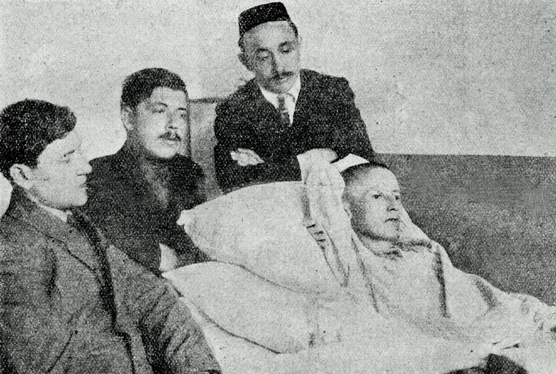 Последние дни Габдуллы Тукая. У изголовья поэта (слева направо): Габдулла Кариев, Фатих Сайфи-Казанлы, Шигаб Ахмеров. Двое последних в разные годы были репрессированы, Фатих Сайфи-Казанлы – расстрелян