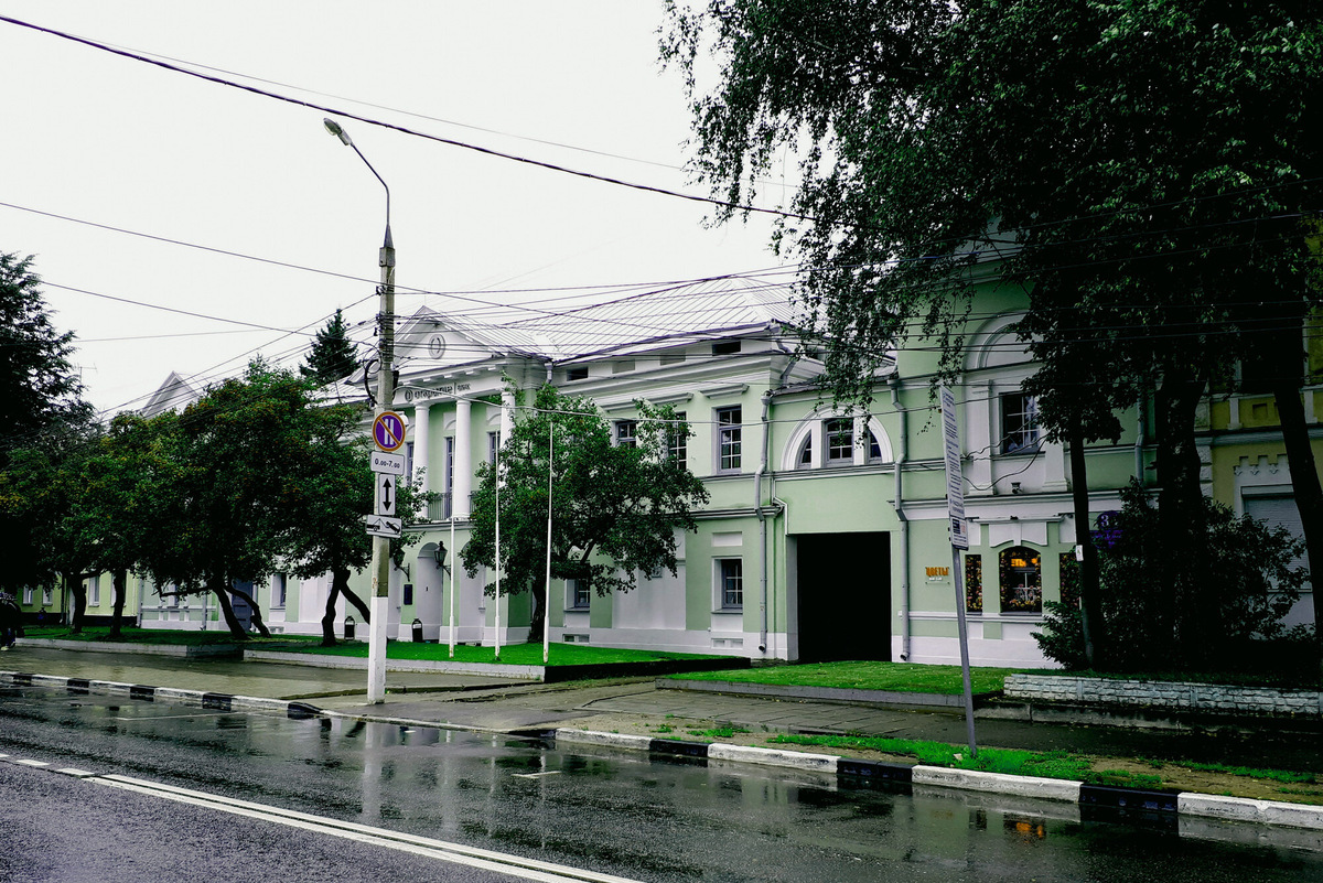 Здание гостиницы — двухэтажный особняк в классическом стиле — сохранилось до наших дней. Фото: GAlexandrova / Wikimedia