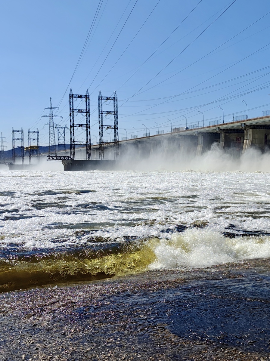 Запретная зона. Тут рыбачить запрещено, но тут много рыбаков иногда приходят порыбачить. Их конечно ловят, штрафуют, но каждый год опять одно и тоже...