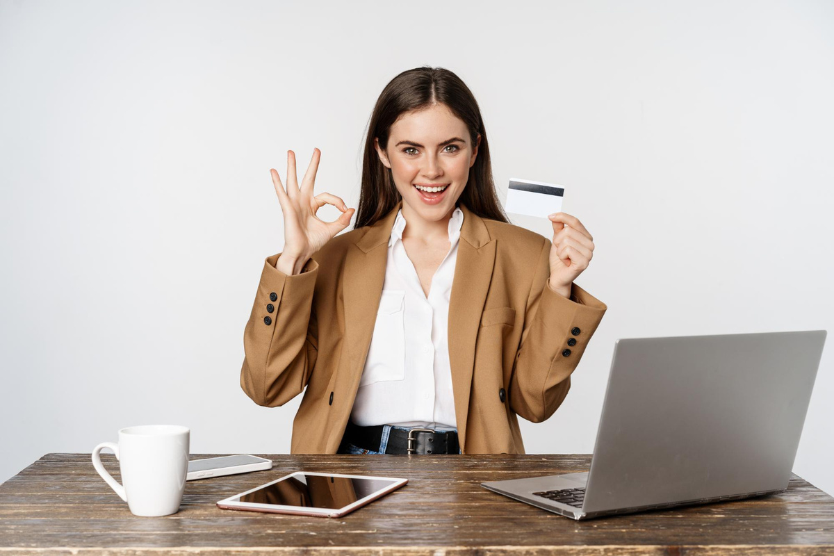 https://ru.freepik.com/free-photo/portrait-female-entrepreneur-sitting-office-table-showing-credit-card-thumbs-up-recommending-standing-white-background_22530972