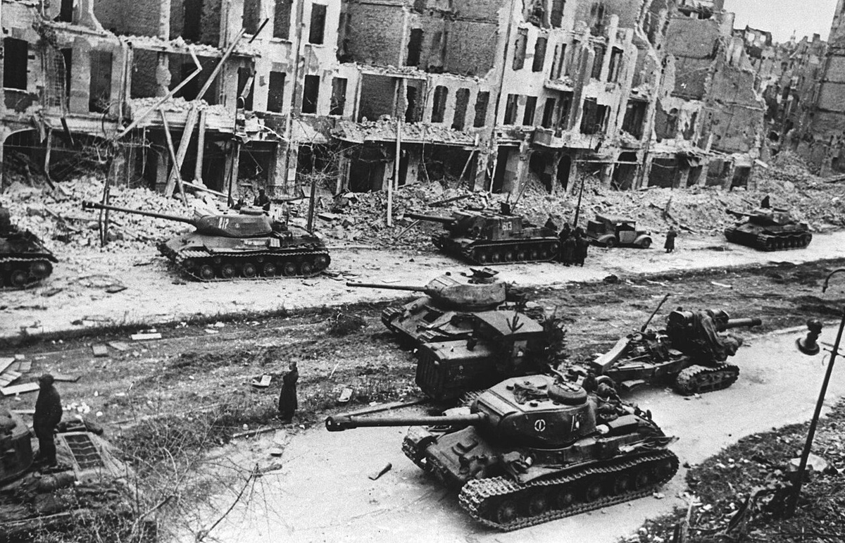 Передовые части Красной армии в пригородах Берлина. Апрель 1945 года