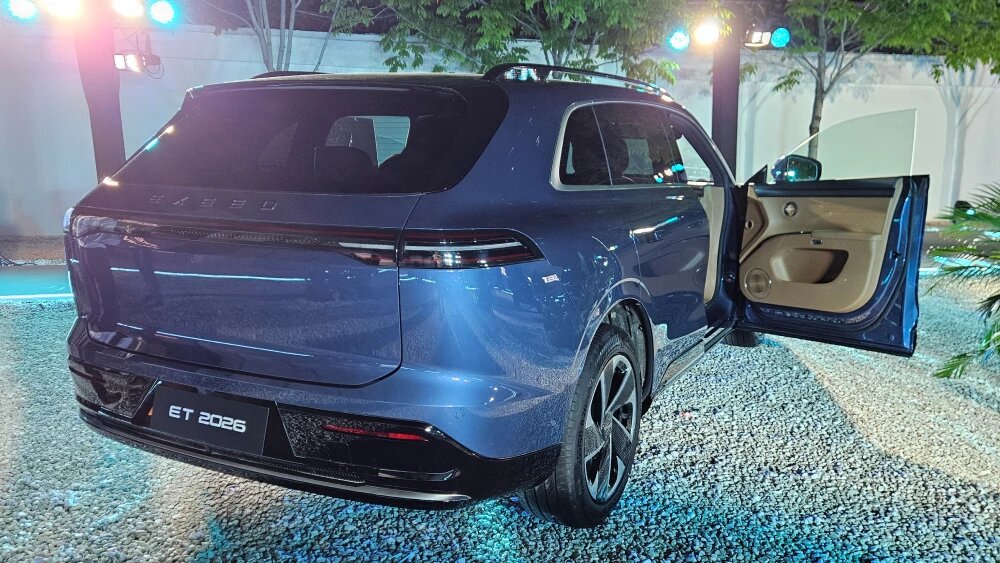 Пропорции кузова, выдвижные дверные ручки и оформление задней части сохранились без изменений. 