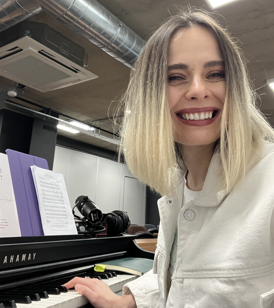 Юлия Кантонистова — вокалистка, музыкант, продюсер, педагог, автор обучающего проекта для начинающих музыкантов и вокалистов: https://www.juliakantonistova.net/