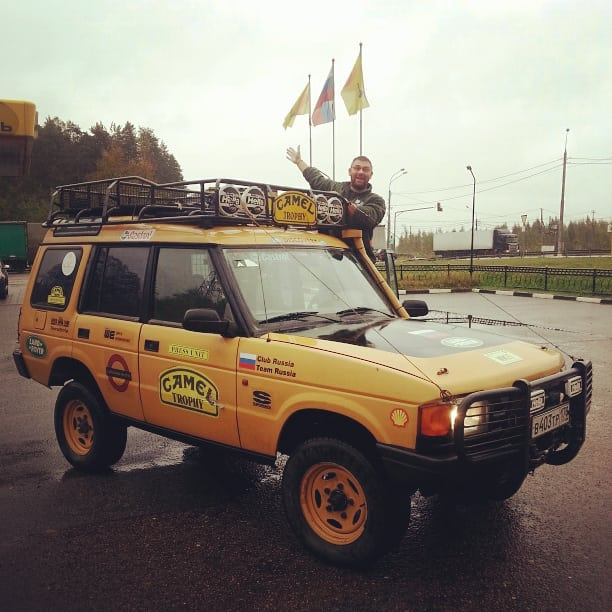 Технический директор, Тоха, показывает через какое место кувыркалась машина во время экспедиции в Монголии, в 1997-м году)