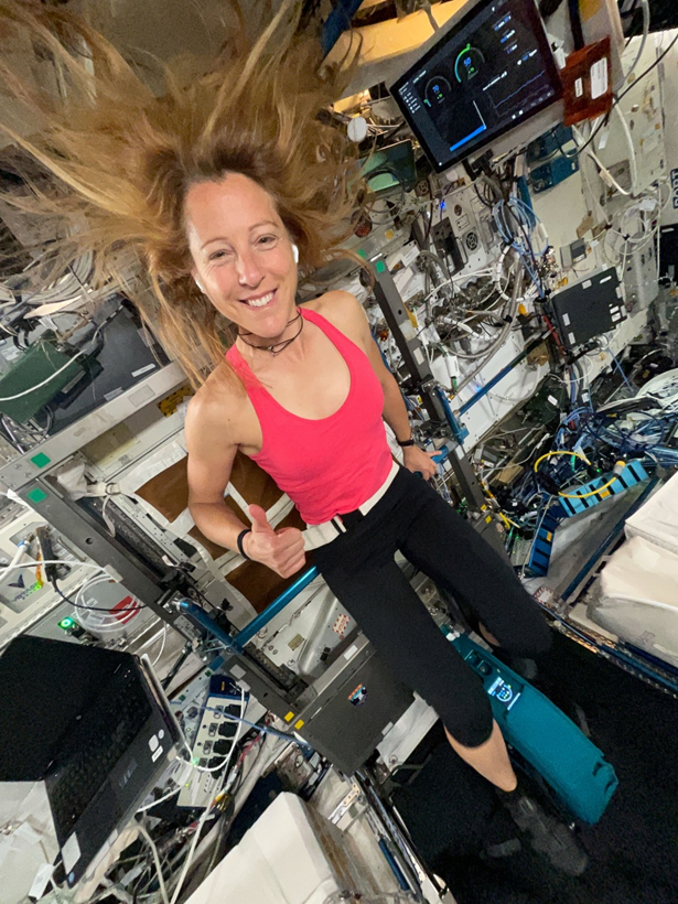 Софи Адено занимается на велоэргометре CEVIS в ЛМ Destiny. Фото: nasa.blog.com