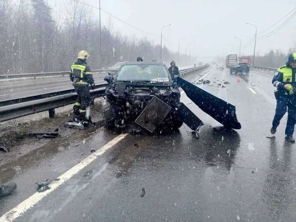   Две иномарки столкнулись на трассе под Петербургом. Фото: комитет законности и правопорядка ЛО.
