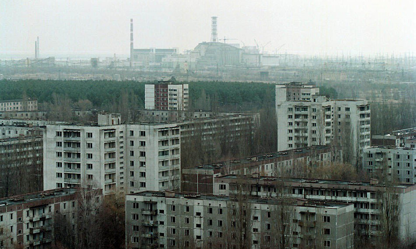 Вид на город Припять и четвертый реактор Чернобыля 15 декабря 2000 года. Фото: Yuri Kozyrev / Newsmakers