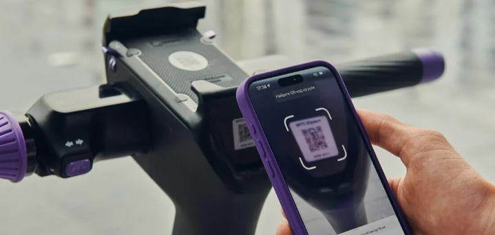 Осторожно, ловушка на руле: мошенники подменили QR-коды на самокатах