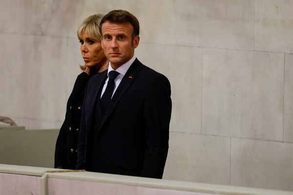 Президент Франции Эммануэль Макрон с супругой Брижит Макрон на похоронах королевы Елизаветы II, 19 сентября 2022 года / Sarah Meyssonnier/Reuters   📷
