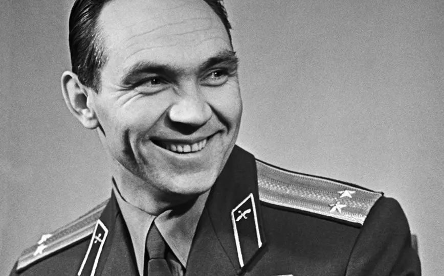 О летчике-испытателе, которому посвящена песня "Обнимая небо"