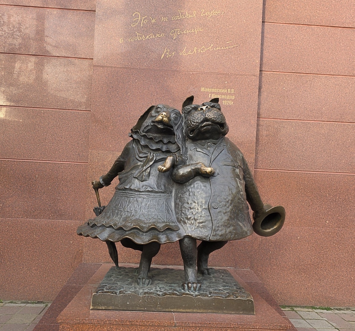 Скульптура двух влюбленных собачек