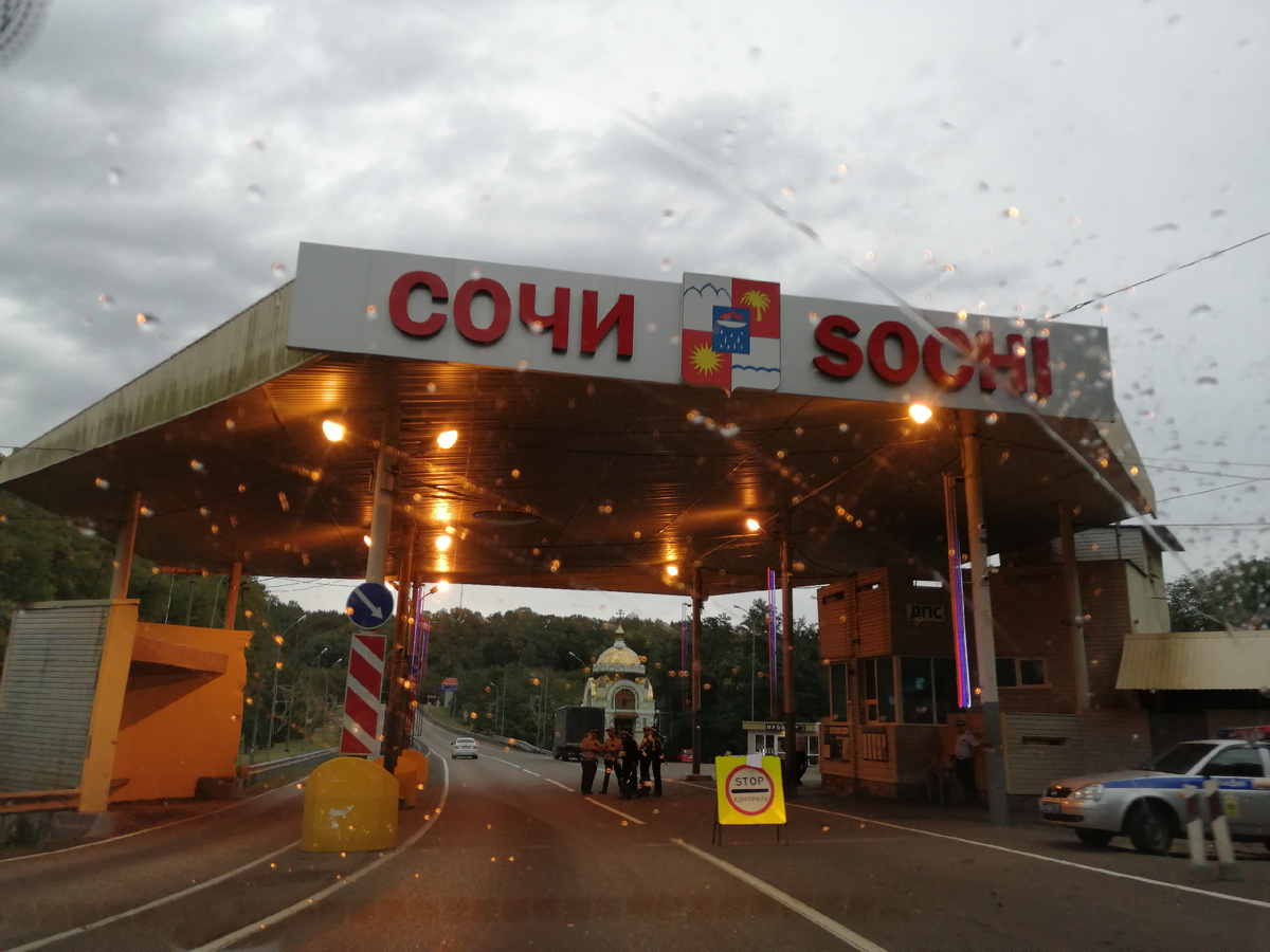 Пункт ДПС на сочинском серпантине. Фото Светы Давыдовой