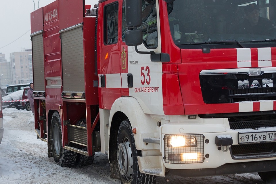    Лифт заискрился во время движения. Олег ЗОЛОТО