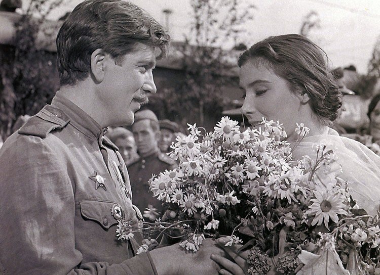 Кадр из фильма "Летят журавли" (источник: https://ru.kinorium.com/47748/gallery/?photo=38193045) 