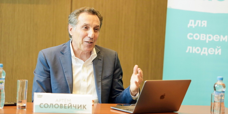 В рамках проекта «Футурологический конгресс: 2036» Аналитического центра ВЦИОМ совсем незамеченным прошло интервью двух деятелей: генеральный директор ВЦИОМ Валерий Федоров беседовал с руководителем Центра индустрии образования «Сбера» Артемом Соловейчиком. После выхода этого интервью в Сбере уже должен быть ОМОН, а Соловейчик под белы ручки уведен подальше от российского образования. Но нет, Соловейчик на свободе, вместе с коллегами готовят трансформацию России.