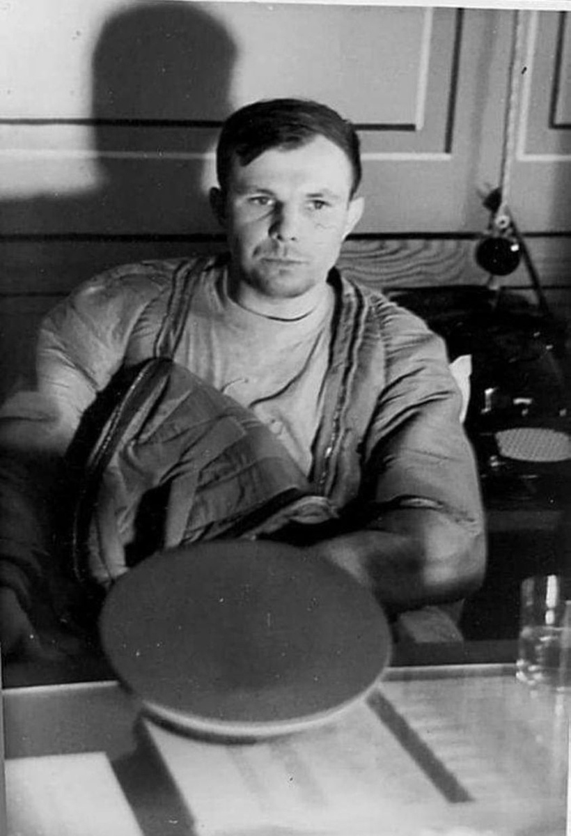Это фотография Юрия Гагарина через несколько часов после приземления. Здесь нет его знаменитой "гагаринской" улыбки. Есть человек, который наконец осознал, что произошло и каким чудом он остался жив. 