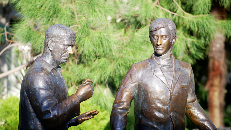 Памятник Геше и Лёлику — героям фильма «Бриллиантовая рука». Фото: YuriYagunov / CC BY 4.0