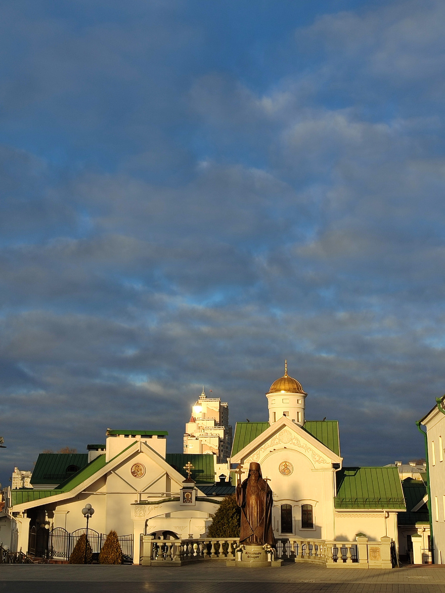 В Минске я был не раз, и всегда мне тут нравилось. Летом погода тут поприятнее, а зимой создаëтся волшебная атмосфера зимних праздников. 