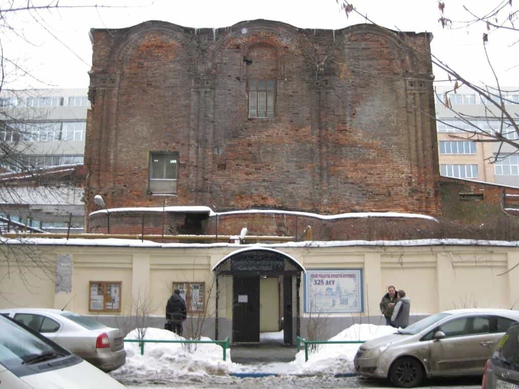 Церковь открылась, появились крыльцо, вывеска и расписание служб