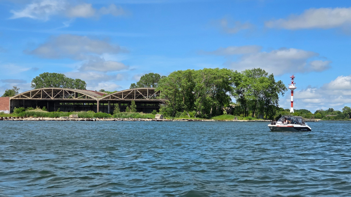 Заброшенный аэродром Нойтиф - вид с катера