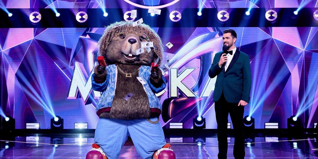 Кто в маске Бобра: сидит за столом и играет в «Натальную карту» в шоу «Маска»