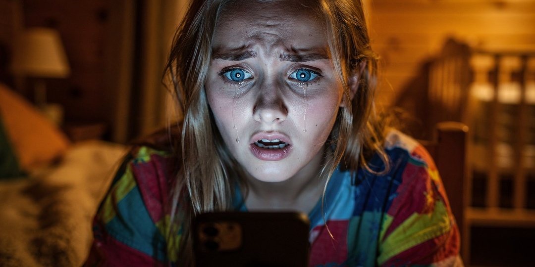 — Леночка, ты совсем измучилась, — сказала свекровь, протягивая чай. Я улыбнулась, а ночью посмотрела запись с камеры, которую она же и