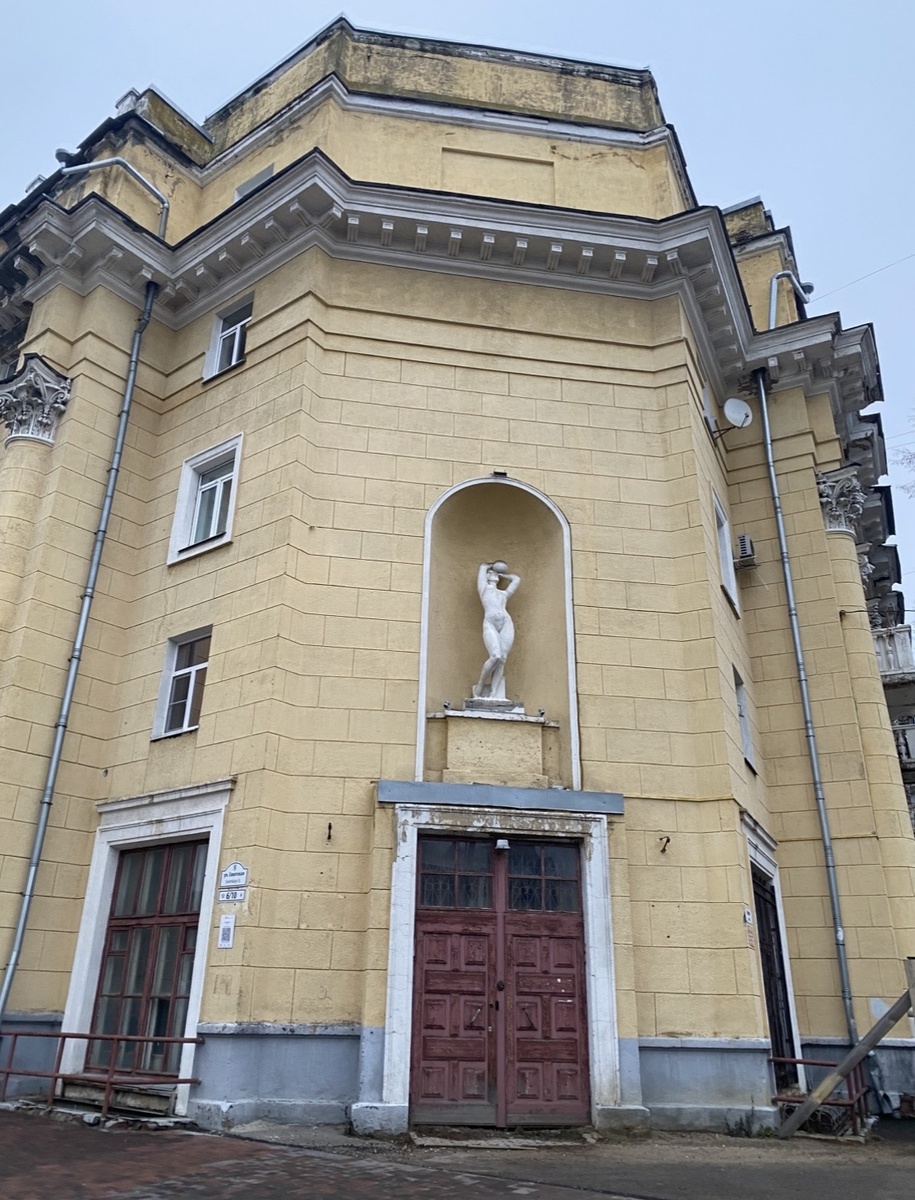 Женщина в спортивном костюме ( уточнение от автора статьи)