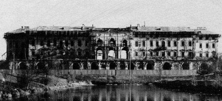 Разрушенный Константиновский дворец после ВОВ /фото с сайта https://architectureguru.ru/